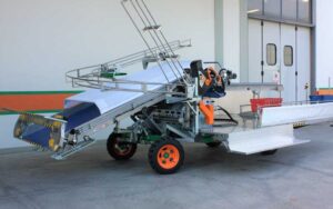 Самоходный комбайн для сбора салатов Ortomec 8300 Foglia