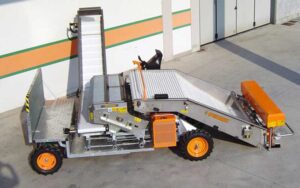 Самоходный комбайн для сбора салатов Ortomec Herbex 8000
