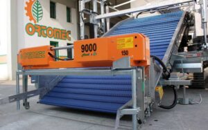 Самоходный гусеничный комбайн для сбора салатов Ortomec Herbex 9000